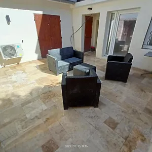  Appartement T2 Renove En Rdc Avec Cour, Intra Muros France